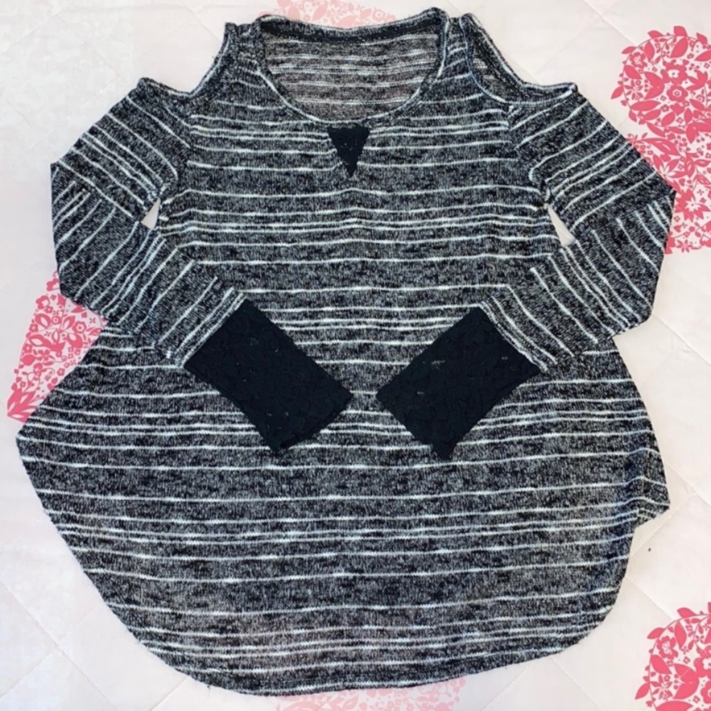 Long Sleeve Cold Shoulder Sweater Size Small